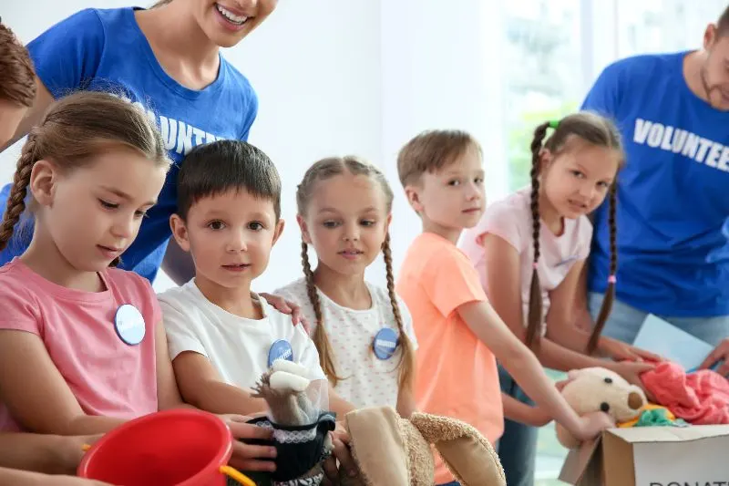 Dzieci segregują dary podczas zbiórki