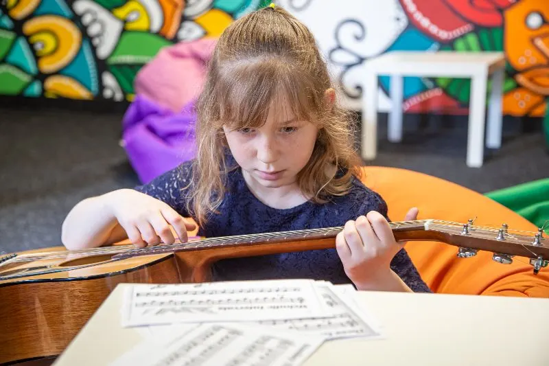 Dziecko gra na instrumencie podczas zajęć